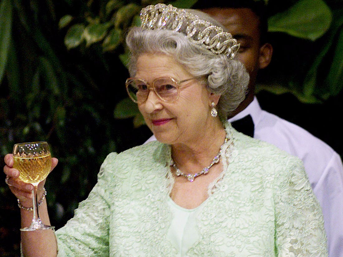 volete fare “gin gin” con la regina? basta comprare il suo liquore…