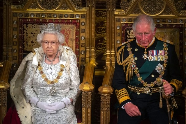 Elisabetta e Carlo, un trono per due ?